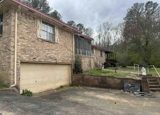 Property at 1001 26th St, Jasper, AL 35501, 4 beds, 2 baths
