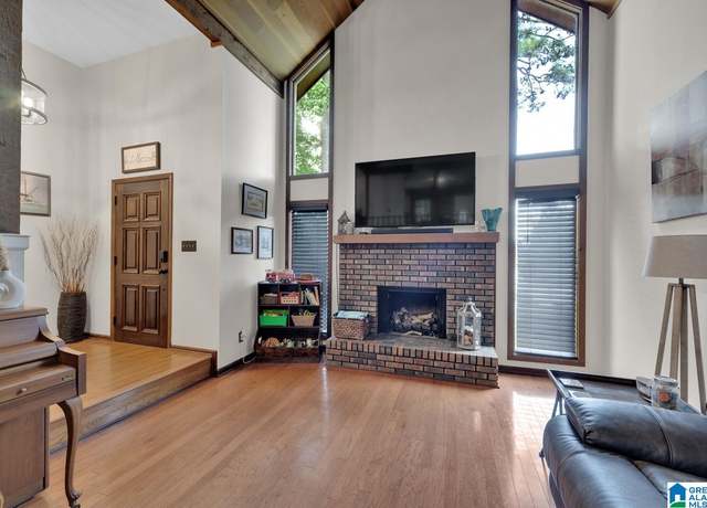 Property at 1025 Old Section Rd, Hoover, AL 35244, 3 beds, 2 baths