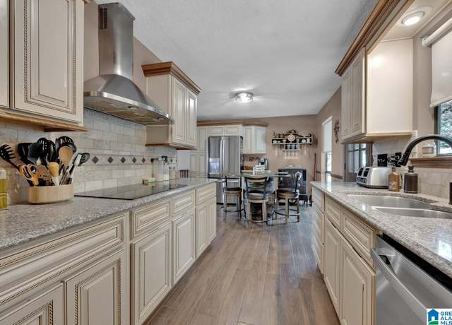 Property at 1025 Old Section Rd, Hoover, AL 35244, 3 beds, 2 baths