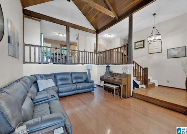 Property at 1025 Old Section Rd, Hoover, AL 35244, 3 beds, 2 baths