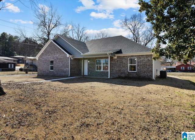Property at 405 2nd St, Oneonta, AL 35121, 3 beds, 2 baths