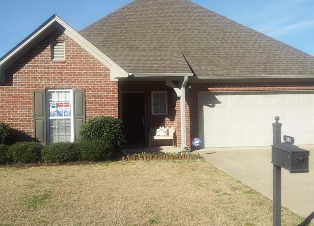 Property at 391 Holland Lakes Dr, Pelham, AL 35124, 3 beds, 2 baths