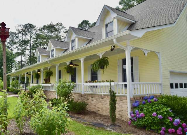 Property at 104 Carriage Hills Dr, Gadsden, AL 35903, 4 beds, 3.5 baths