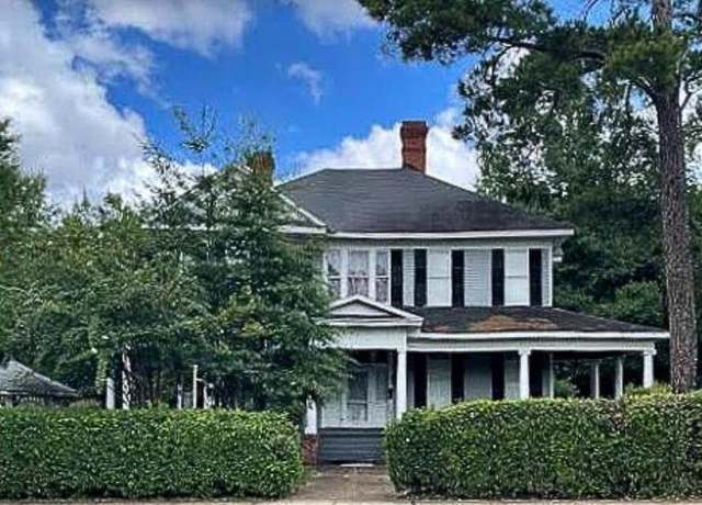 Property at 1003 Queen City Ave, Tuscaloosa, AL 35401, 6 beds, 4 baths