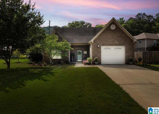 Property at 900 Park Ave, Oneonta, AL 35121, 2 beds, 2 baths