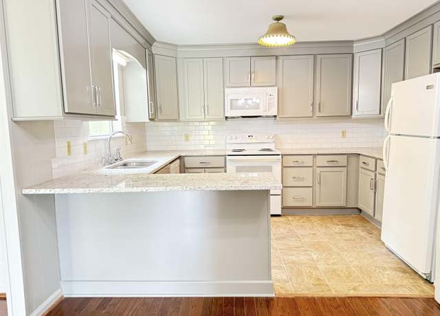Property at 2509 Hawksbury Ln, Hoover, AL 35226, 3 beds, 2.5 baths