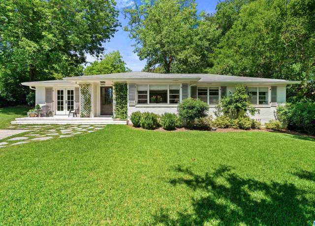 Property at 2121 Vestaview Cir, Vestavia Hills, AL 35216, 3 beds, 2.5 baths