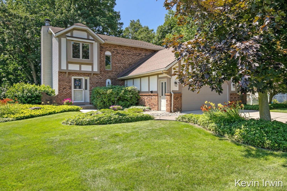 1240 Skyhills Dr NE, Comstock Park, MI 49321 | MLS# 19036687 | Redfin