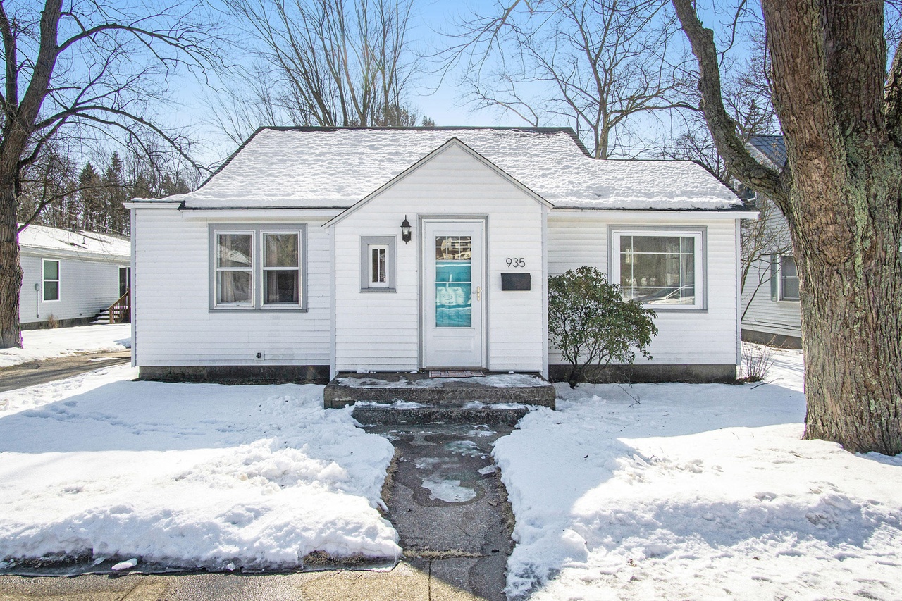 935 W Summit Ave, Muskegon, MI 49441 | MLS# 20006757 | Redfin