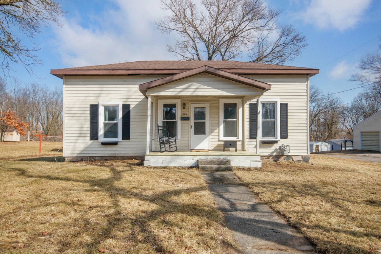 802 W Montcalm St, Greenville, MI 48838 | MLS# 20009898 | Redfin