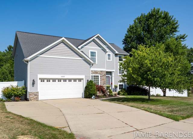 Property at 4553 Gordonshire NW, Grand Rapids, MI 49544, 5 beds, 3.5 baths