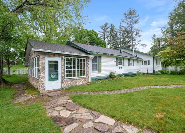 Property at 92282 Entrance Dr, Lawton, MI 49065, 2 beds, 1.5 baths