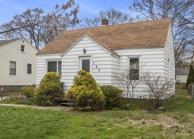 Property at 127 Vanderveen Ave, Holland, MI 49424, 3 beds, 1 bath