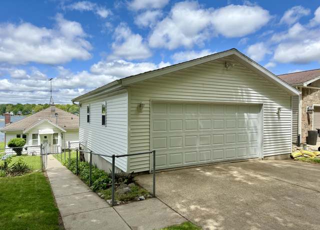 Property at 1615 S Crooked Lake Dr, Kalamazoo, MI 49009, 3 beds, 1 bath