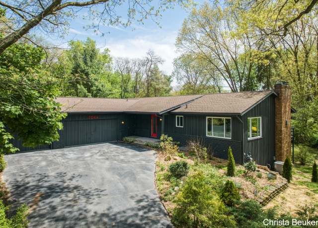 Property at 7044 Cascade Rd SE, Grand Rapids, MI 49546, 4 beds, 3 baths
