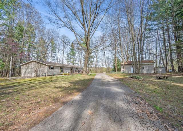 Property at 19251 Indian Dr, Paris, MI 49338, 3 beds, 2 baths