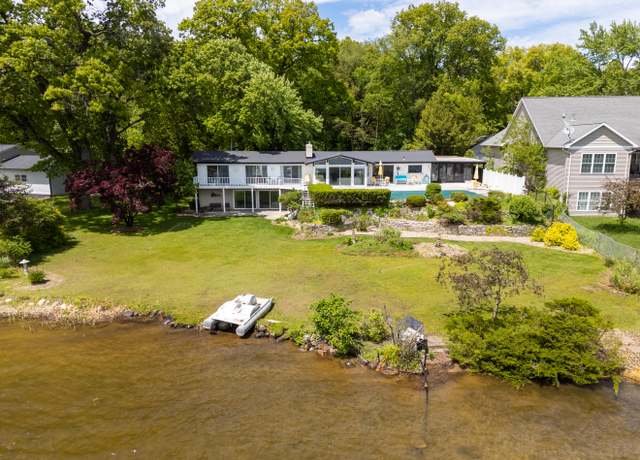 Property at 812 Barberry Ave, Portage, MI 49002, 4 beds, 3.5 baths