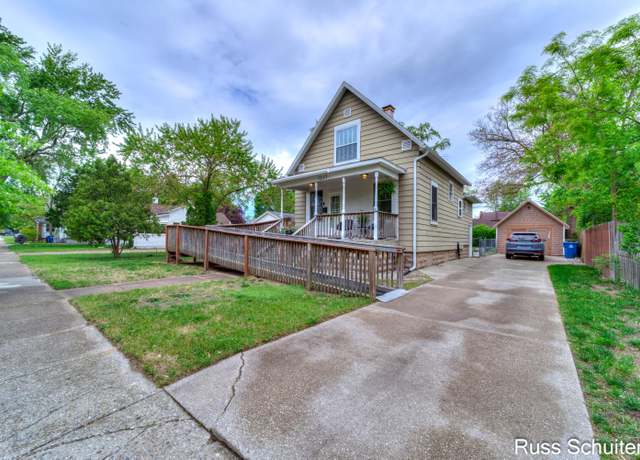 Property at 1227 Columbus Ave, Grand Haven, MI 49417, 3 beds, 1.5 baths
