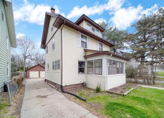 Property at 736 W Franklin St, Jackson, MI 49201, 3 beds, 1 bath