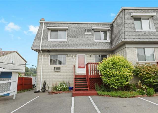 Property at 124 Ladd Rd, Walled Lake, MI 48390, 3 beds, 1.5 baths