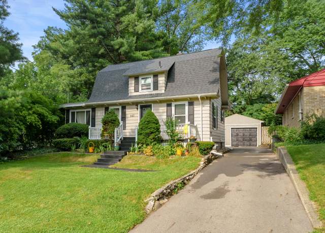 Property at 443 Jennison Ave, Kalamazoo, MI 49006, 3 beds, 2.5 baths