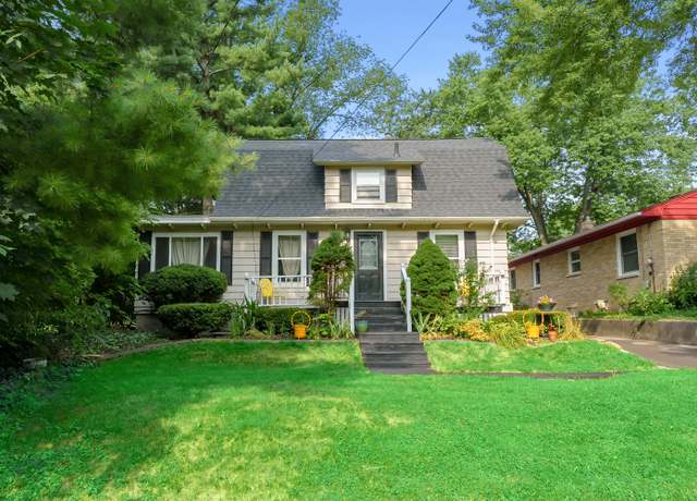 Property at 443 Jennison Ave, Kalamazoo, MI 49006, 3 beds, 2.5 baths