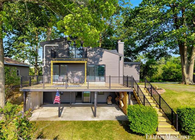 Property at 10459 Poplar Dr NE, Rockford, MI 49341, 3 beds, 2 baths