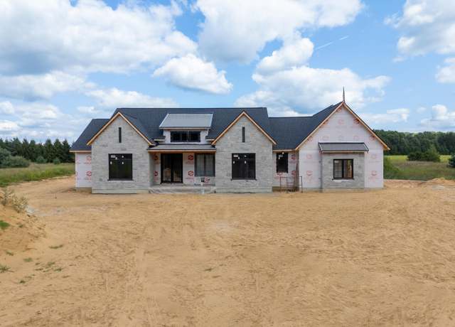 Property at 61121 Airpark Ln, Mattawan, MI 49071, 5 beds, 3.5 baths
