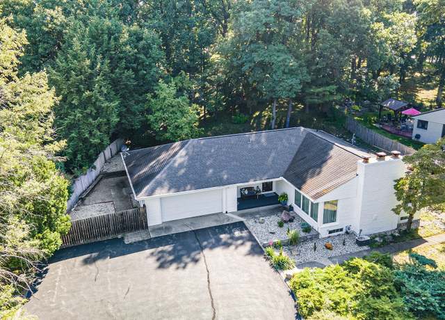 Property at 4417 Lake Forest Dr, Kalamazoo, MI 49008, 3 beds, 3 baths