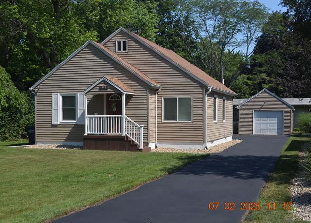 Property at 403 Hoover Ave, Benton Harbor, MI 49022, 3 beds, 1 bath