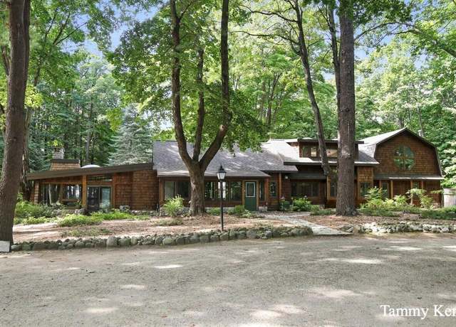 Property at 2450 Lakeshore Dr, Fennville, MI 49408, 3 beds, 1.5 baths
