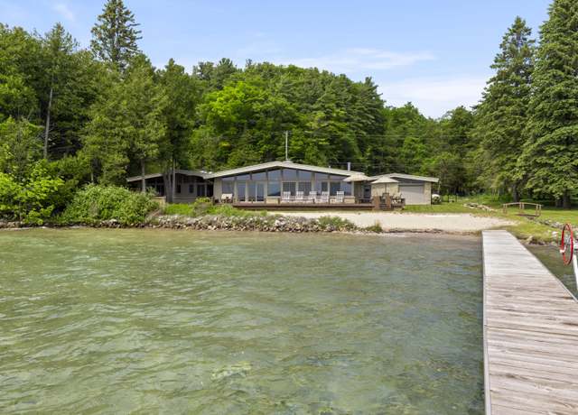 Property at 6863 Crystal Dr, Beulah, MI 49617, 3 beds, 2.5 baths