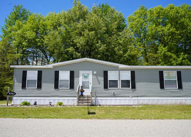 Property at 8747 Muirfield Dr, West Olive, MI 49460, 3 beds, 2 baths