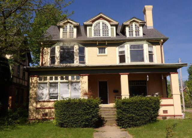 Property at 31 Orchard Pl, Battle Creek, MI 49017, 4 beds, 3 baths