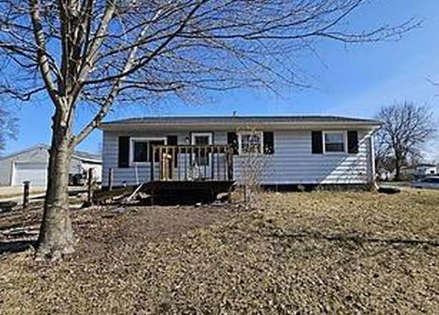 Property at 301 Donna Dr SE, Lowell, MI 49331, 3 beds, 1.5 baths