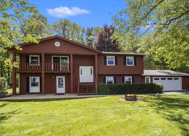Property at 2725 W B Ave, Plainwell, MI 49080, 4 beds, 3 baths
