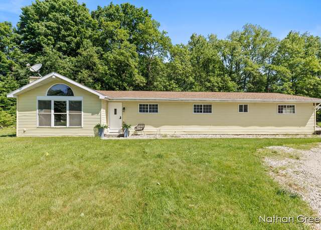 Property at 68538 8th Ave, South Haven, MI 49090, 4 beds, 2 baths