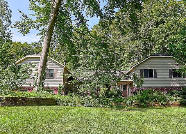 Property at 13871 Bittersweet Dr, Grand Haven, MI 49417, 5 beds, 4 baths