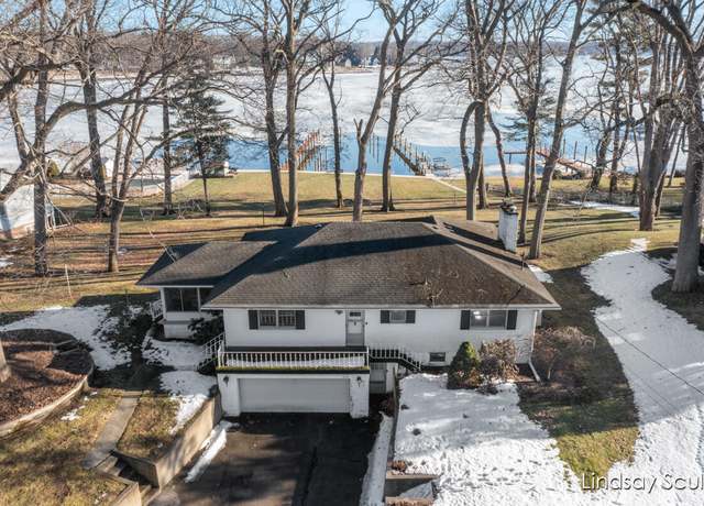 Property at 946 Sycamore Dr, Holland, MI 49424, 2 beds, 2 baths