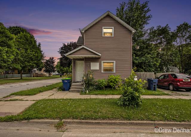 Property at 400 S Williams St, Bay City, MI 48706, 4 beds, 2 baths