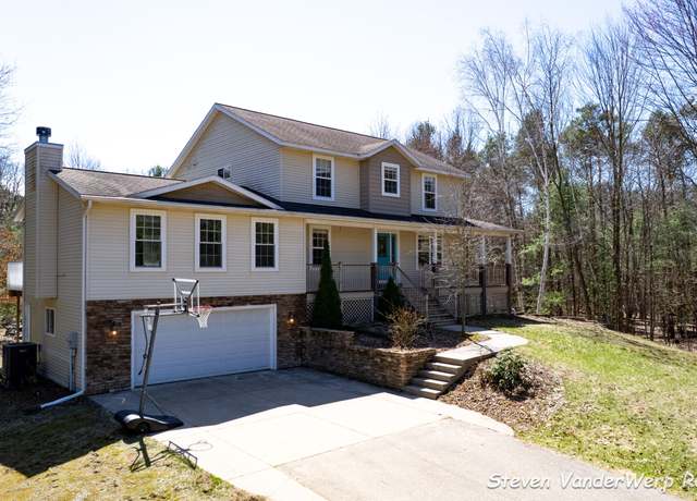 Property at 11536 Richland Ct, Grand Haven, MI 49417, 4 beds, 3 baths