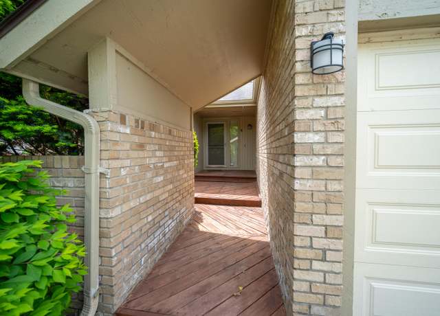 Property at 4123 Foxpointe Dr, West Bloomfield, MI 48323, 2 beds, 2 baths