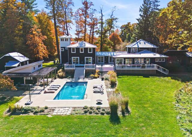 Property at 8145 W East Rd, Lakeside, MI 49116, 6 beds, 5.5 baths