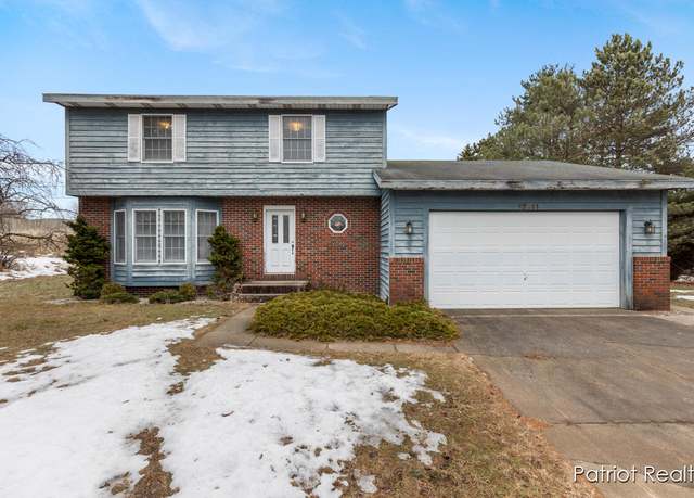 Property at 17911 Cherokee Dr, Spring Lake, MI 49456, 3 beds, 2.5 baths