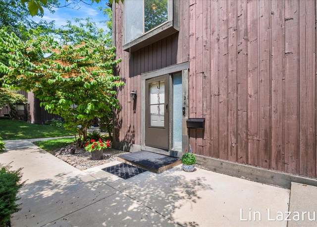 Property at 124 Lanark Ct, Kalamazoo, MI 49006, 3 beds, 2.5 baths