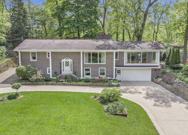 Property at 6356 Woodlea Dr, Kalamazoo, MI 49048, 4 beds, 2.5 baths