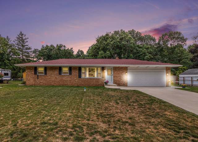 Property at 1410 Country Club Dr, Niles, MI 49120, 3 beds, 1.5 baths