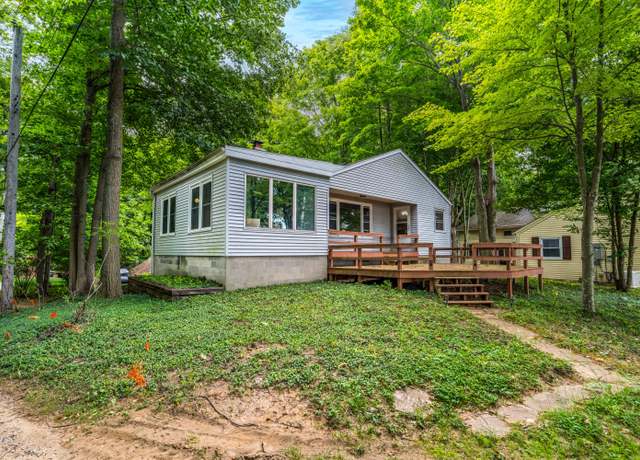 Property at 1130 Orchard Lake Dr, South Haven, MI 49090, 4 beds, 1.5 baths