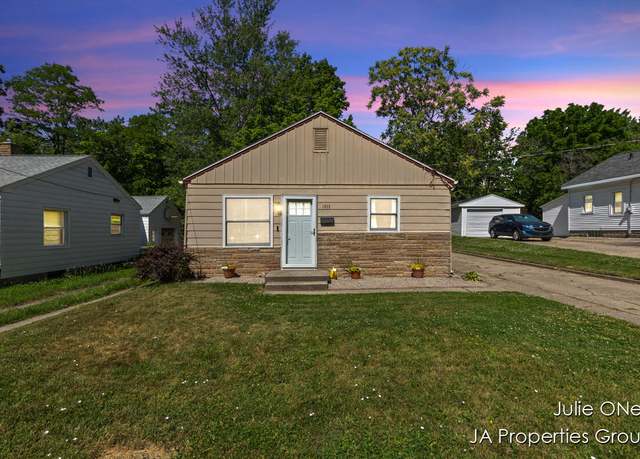 Property at 1035 Eastern Ave NE, Grand Rapids, MI 49503, 3 beds, 1 bath