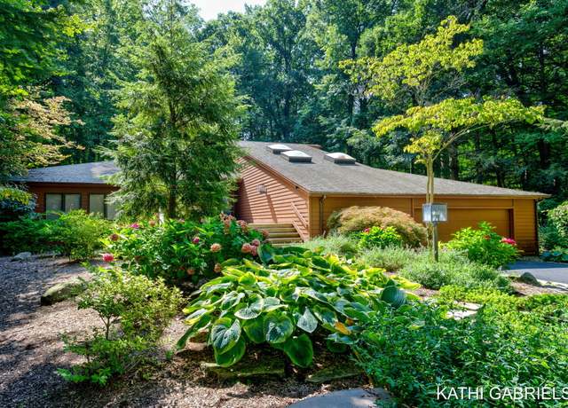 Property at 18183 N Fruitport Rd, Spring Lake, MI 49456, 3 beds, 3.5 baths